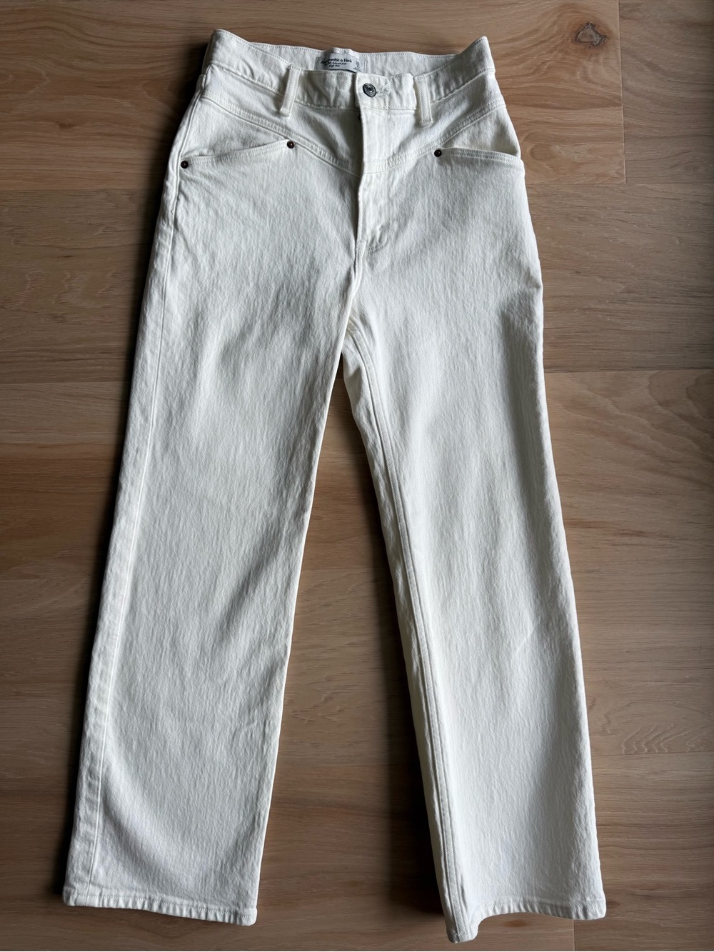 Abercrombie & Fitch Women's 90’s Relaxed High-Rise white jean